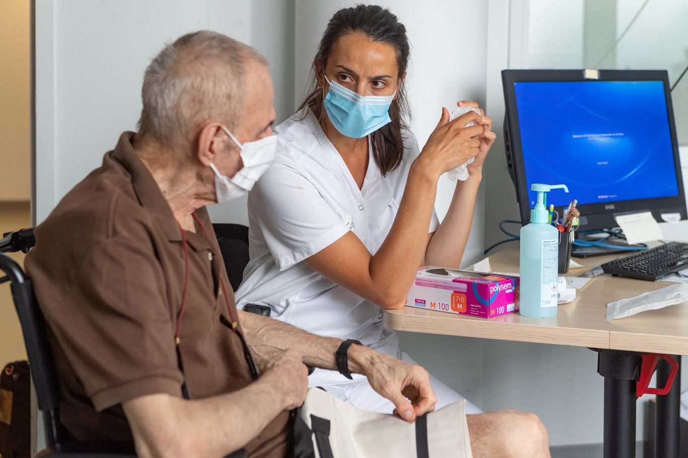 Photo illustrant un patient en train d'échanger avec une professionnelle santé de la clinique des minimes