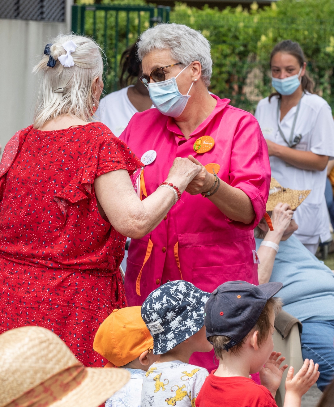 photo illustrant une membre de l'association les Blouses Roses en train de danser avec une patiente de la clinique des minimes