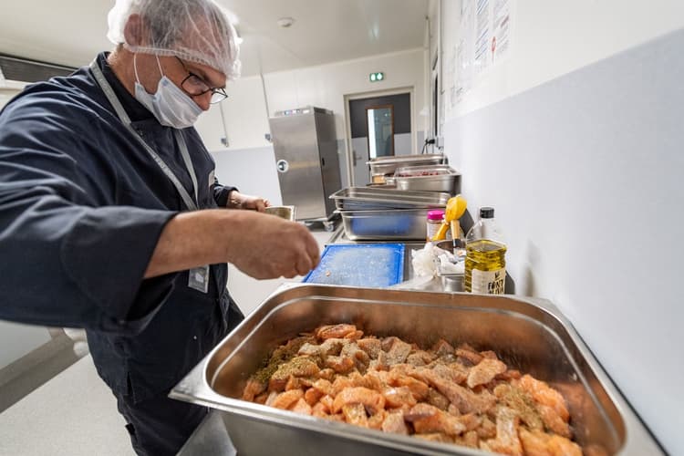 Photo illustrant un chef réalisant un plat au sein de la clinique des minimes